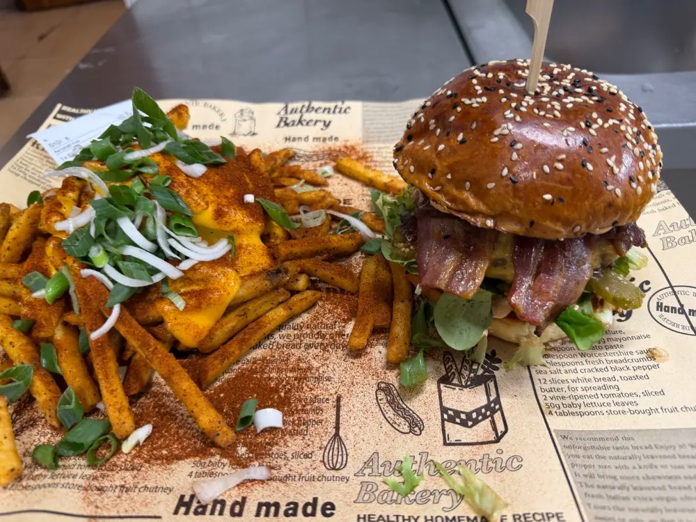 Bacon burger s hranolkami