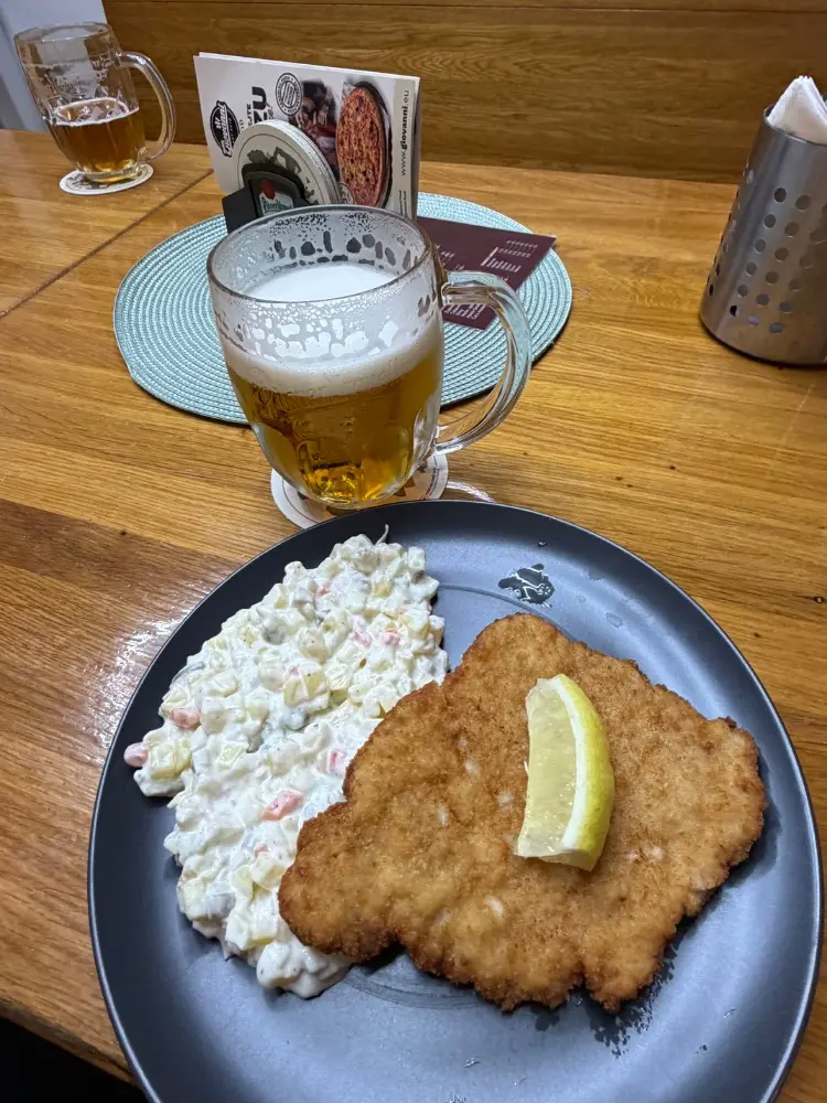 Řízek se salátem